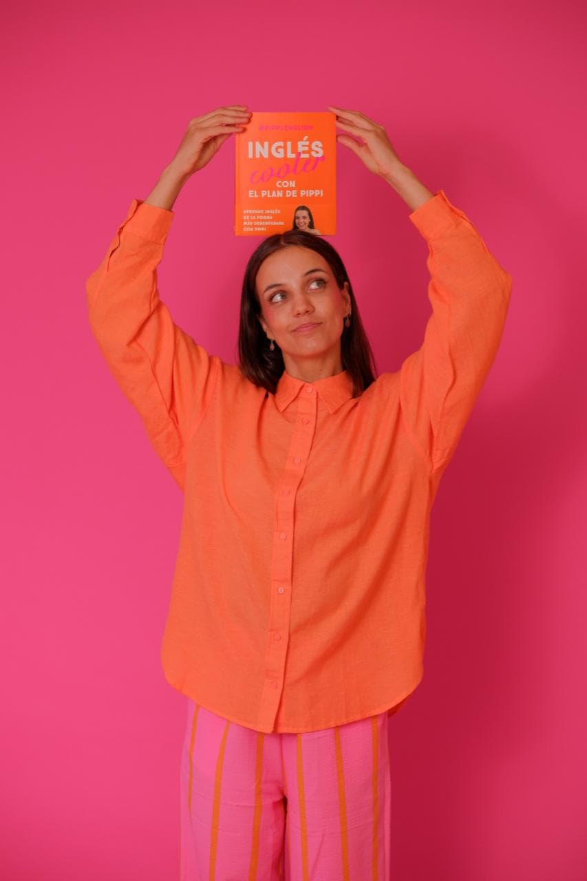 Pippi sosteniendo el libro Inglés cooler sobre su cabeza
