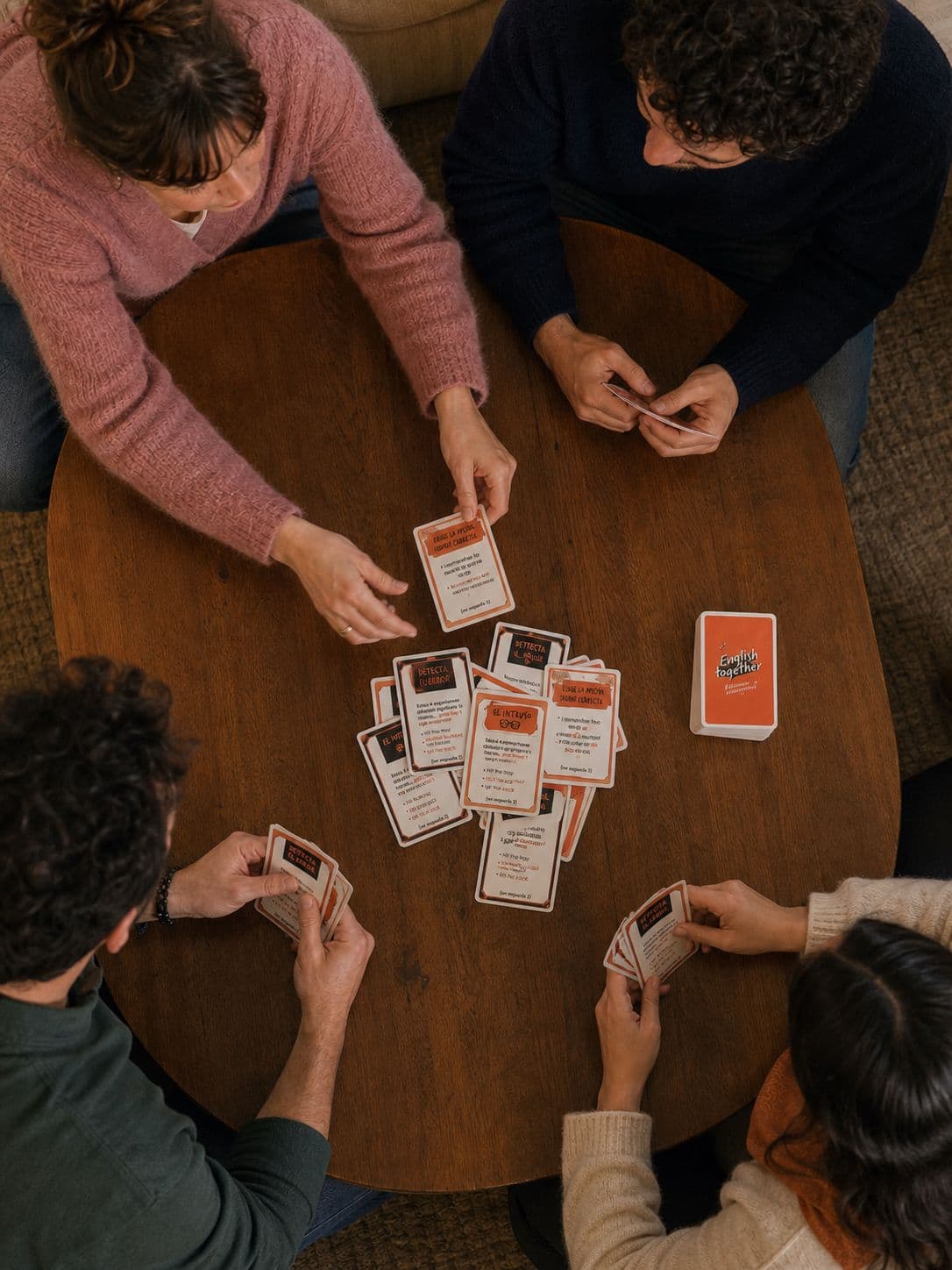 Un grupo jugando e improvisando con las cartas de English Together