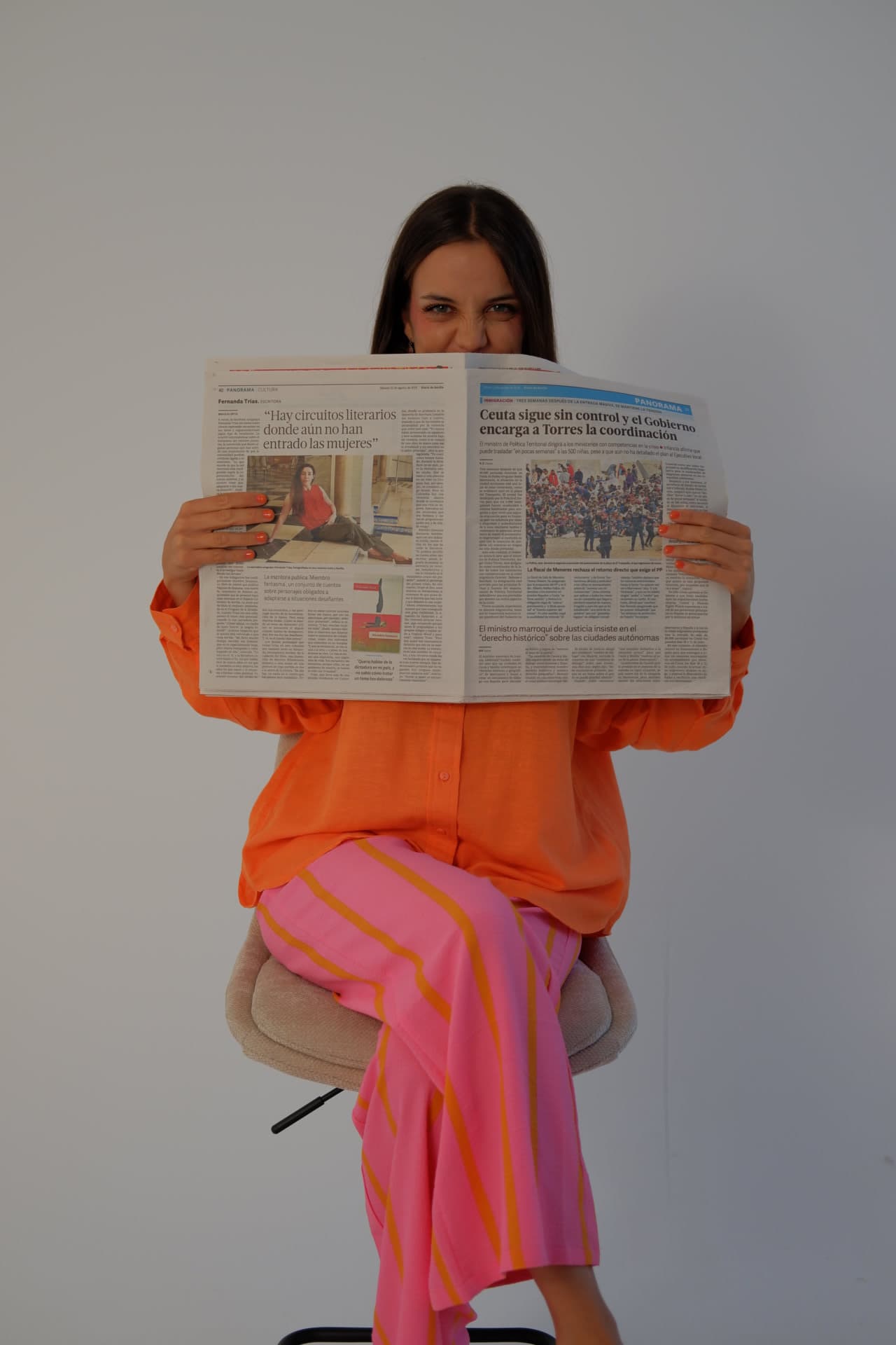 Pippi leyendo un periódico